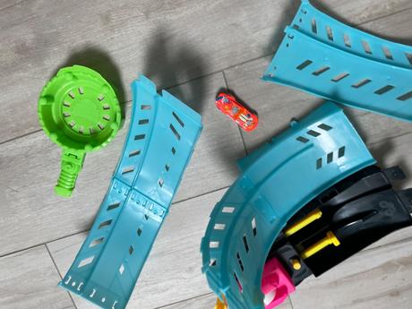 Hot wheels monster trucks svietiaci v tme hbn02,