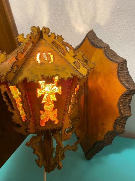 Krásna starožitná ručne robená lampa vypracovaná,