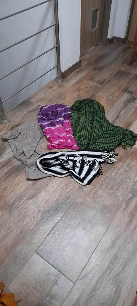 Šatky a šály, <50