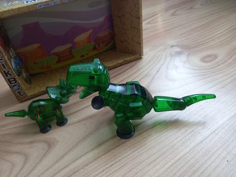 Stikbot dinosaury carnosaurus triceratops,