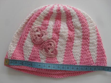 Čiapočka háčkovaná so srdiečkami, <50