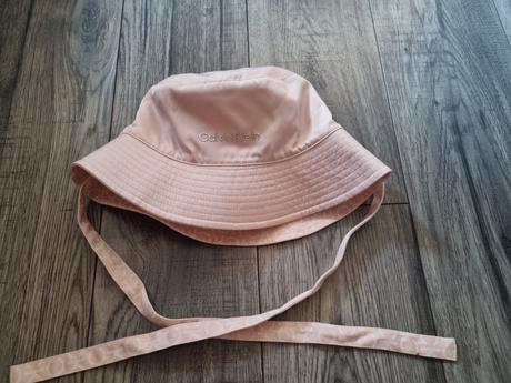 Krasny klobuk calvin klein, calvin klein