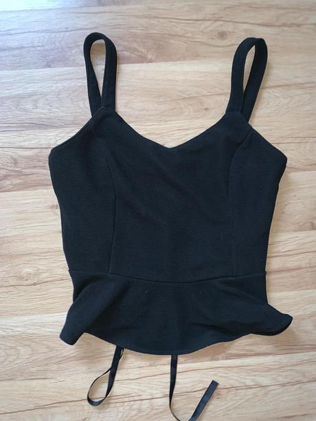 Top s viazačkou vzadu, s