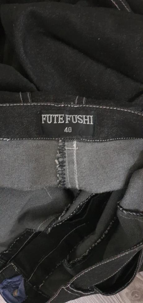 Trojstvrtove nohavice, 40