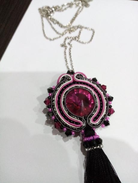 Sutaškový náhrdelník,