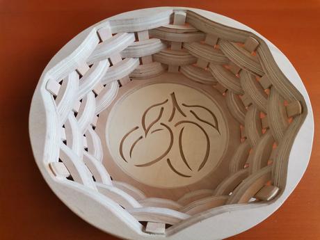 Drevený košík s motívom sliviek, 