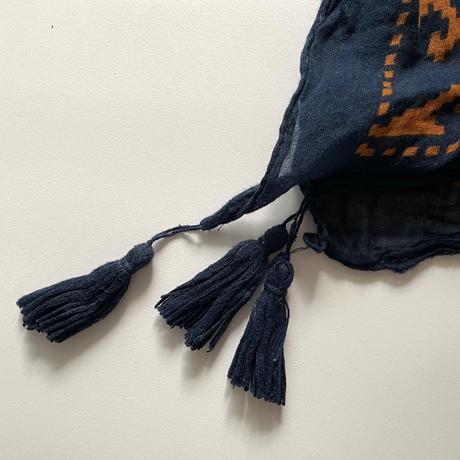 Tmavomodrá šatka s vevericami a oranžová baretka, new yorker