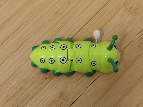 Pohyblivá naťahovacia húsenica na kľúčik, 10 cm, 