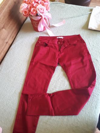 Vinovocervene nohavice, l