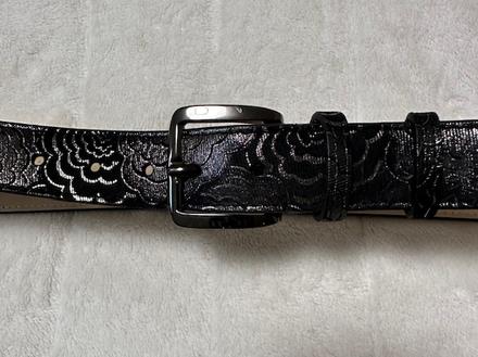 Kožený čiernosivý opasok so vzorom zn. magenta, 