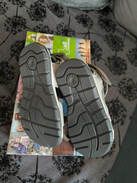 Sandálky úplne nové, 25