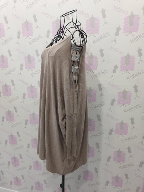 Svetrík s výrezmi na ramenách m, m