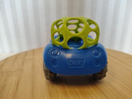Tmavo modré autíčko oball, rattle&roll, 11,5 cm,