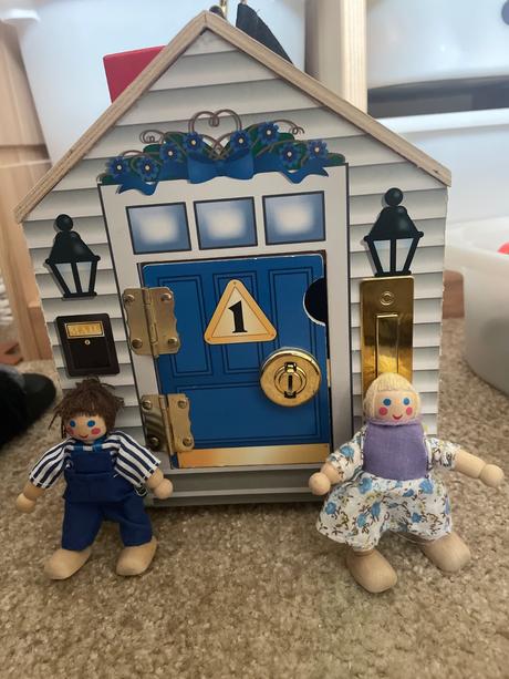 Drevený domček s kľúčmi mellisa&doug, 