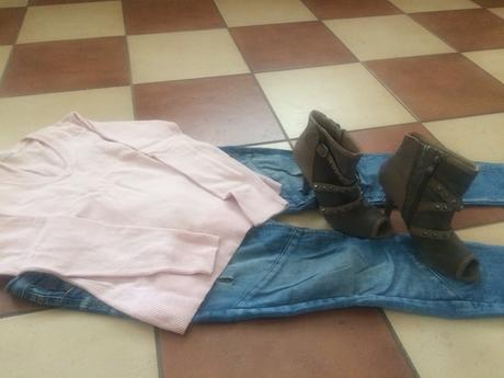 Rifle, sveter a topánky, s