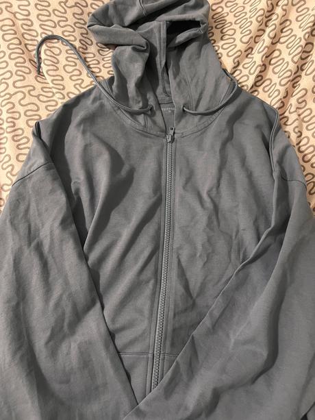 Sivá mikina, tezenis,s