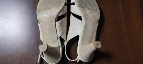 Béžové kožené sandálky, 36