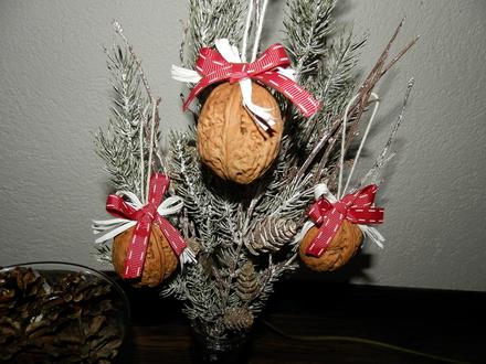 3x červeno-biely oriešok,