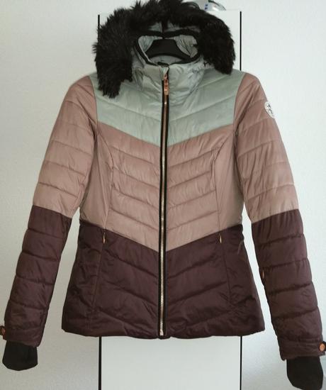 Pekná lyžiarská bunda, 36