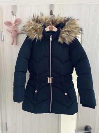 Tmavomodrá zimná bunda s opaskom a kožušinou 122, c&a,122