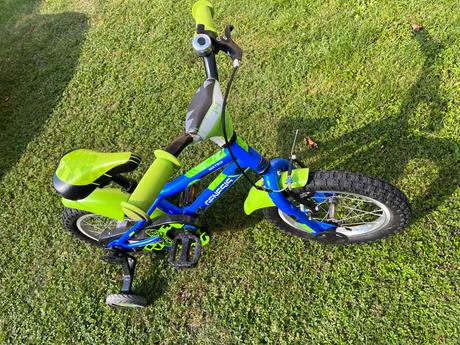 Detsky bicykel s pomocnymi kolesami, 14