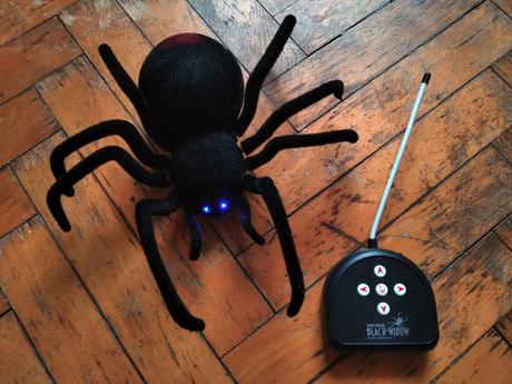 Obrovský chlpatý pavúk na diaľkové ovládanie, 