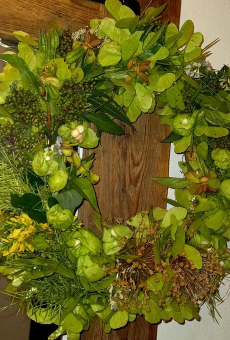 Prirodny venček zo skorých lesných plodov, 