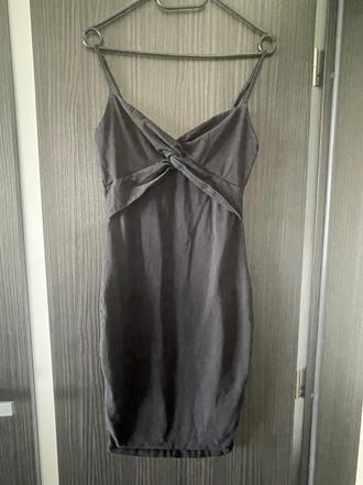 Malé čierne šaty, amisu,m