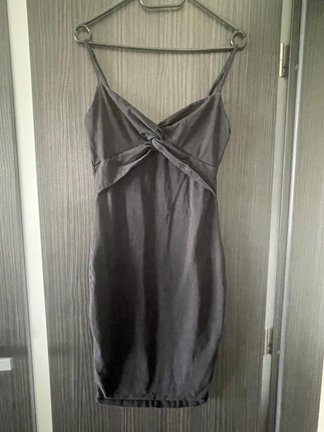 Malé čierne šaty, amisu,m