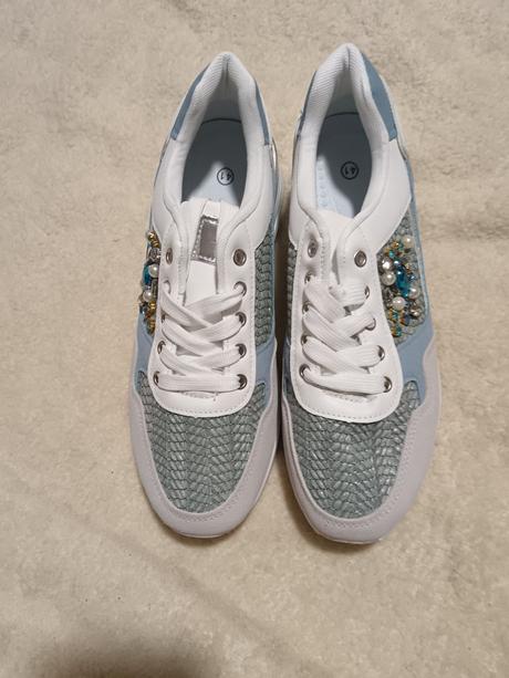 Tenisky už aj s poštou, 41