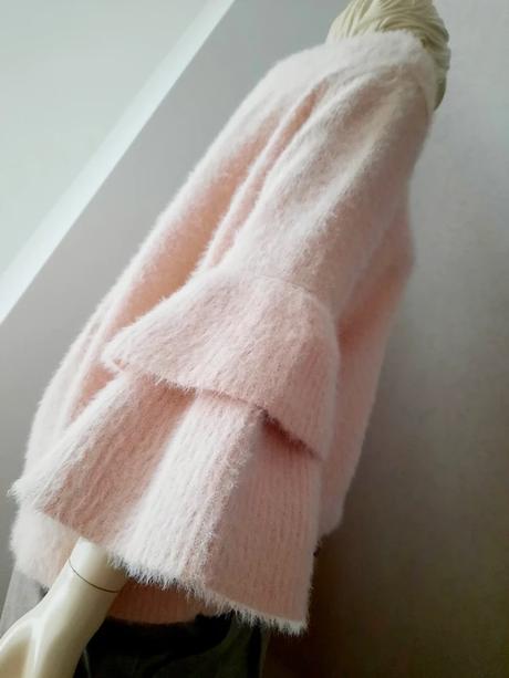 Svetrík s volánmi, m