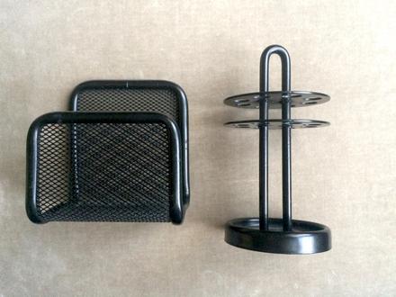 Kovový držiak na perá a dokumenty,