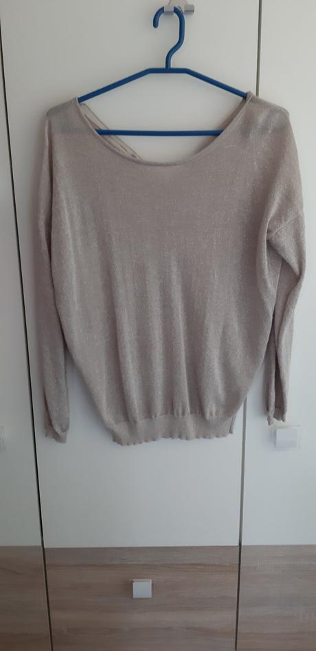 Trblietavy pulovrik, velkost uni, sedi na s-m, m