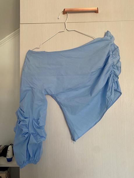 Modré tričko s jedným rukávom, bershka,s