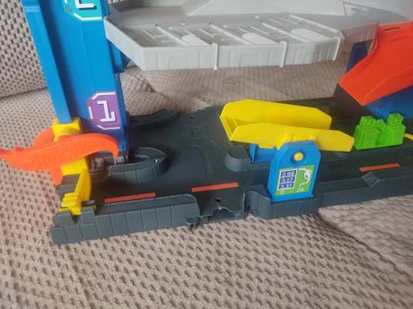 Hotwheels stunt garage, 