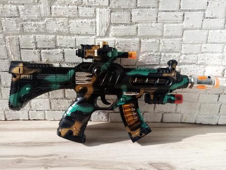 Dve hračkárske zbrane a vysielačka,