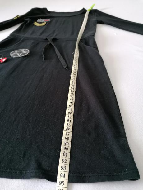 Šaty s nášivkami, s