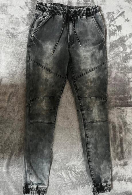 Džínsy na šnúrku, 28
