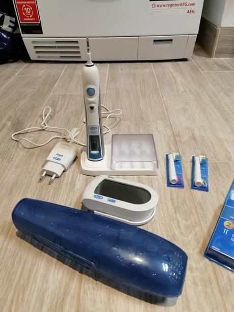 Elektricka zubna kefka oral b s puzdrom + nastavce, 
