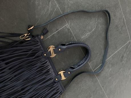 Modrá strapcová kabelka,