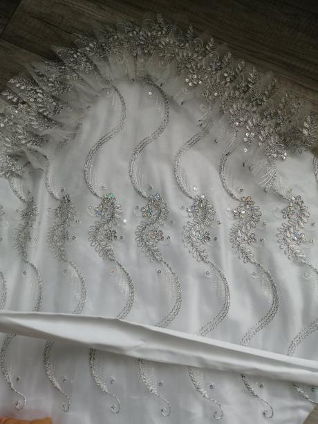 Perina ku krstu plu šaty luxusna, 