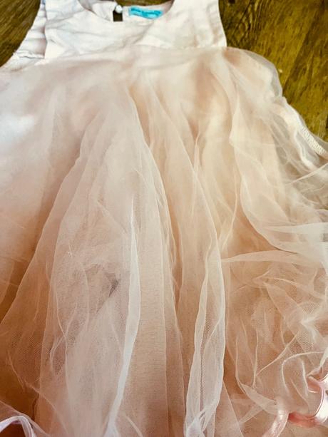 Šaty ružové s tylovou sukňou, 98