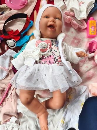 New born llorens s veľkou kopou doplnkov, 