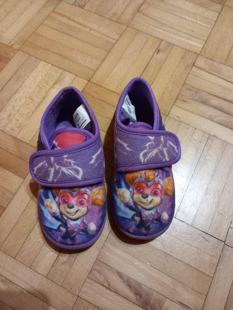 Ohybne teple papucky, 25