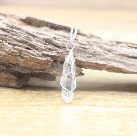 Retiazka s čistým kryštáľom,