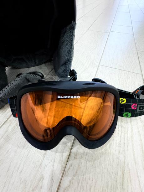 Detská lyziarská prilba a lyziarske okuliare, 