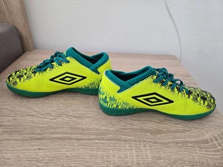 Halovky, umbro,32
