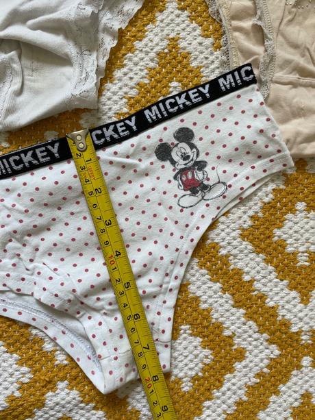 Rôzne nohavičky bledej farby, s