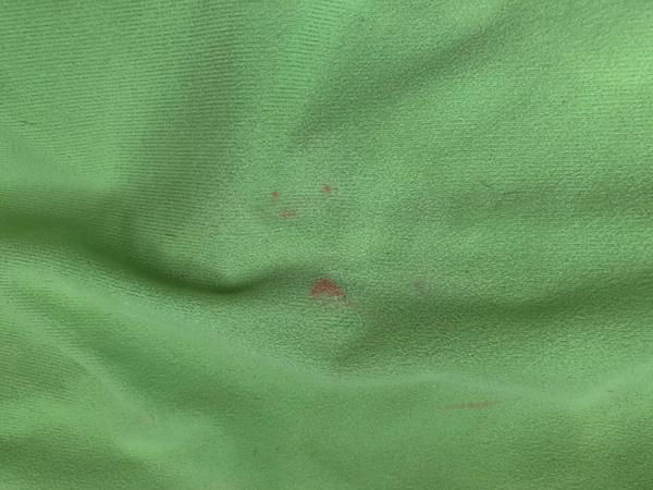 Ako vyčistím fľaky od laku na farebnej sedačke?