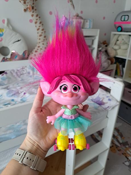 Trolls postavicka na korculiach z rozpravky, 